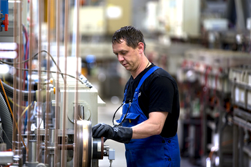 Galvanizer at the electroplating plant